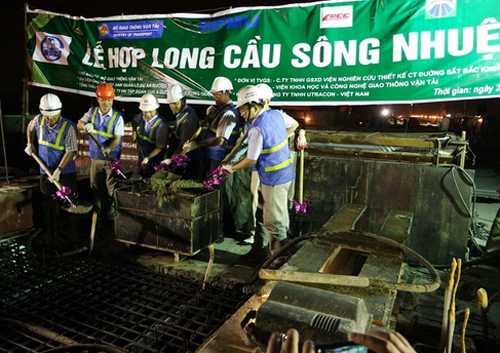 Rạng sáng nay, hợp long cầu Sông Nhuệ